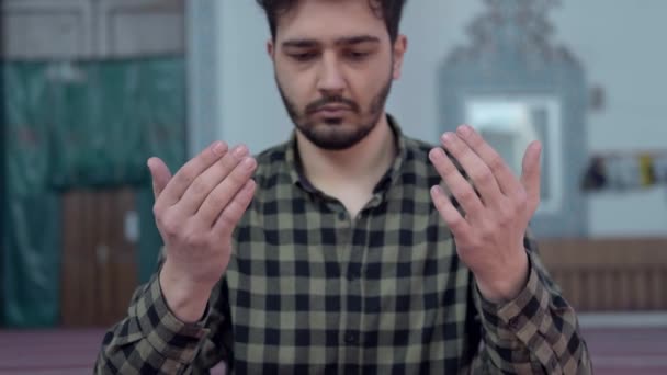 Hombre musulmán rezando a Allah - Imágenes, Vídeo