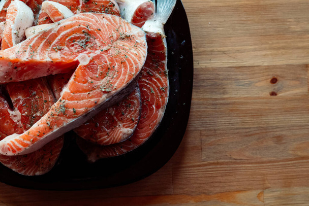 pescado rojo en un plato filetes marinado en especias mariscos - Foto, imagen