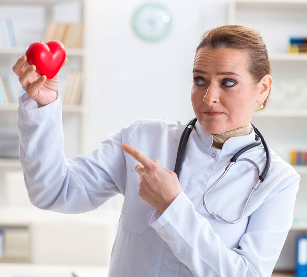 Кардиолог с красным сердцем в медицинской концепции - Фото, изображение