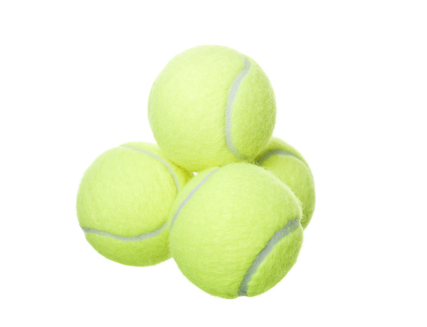 Piramide van tennisballen geïsoleerd op witte achtergrond - Foto, afbeelding
