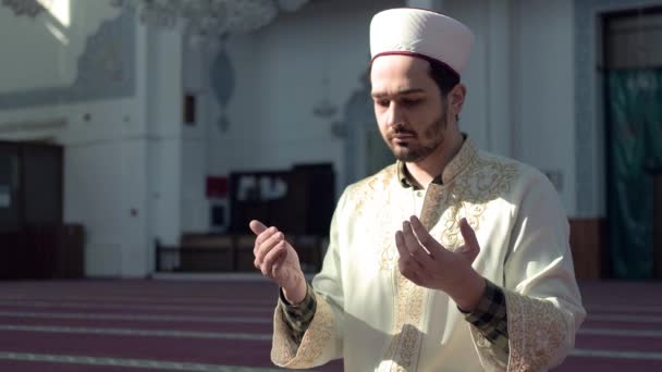 Mann betet aus verschiedenen Blickwinkeln Moschee - Filmmaterial, Video