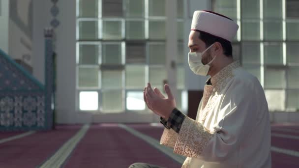 Maskierter muslimischer Imam betet - Filmmaterial, Video