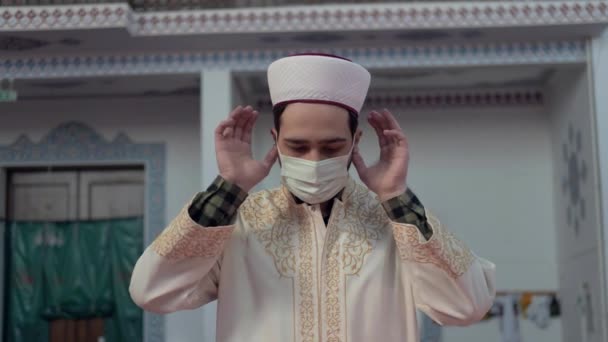 Maskierter muslimischer Imam betet in Moschee - Filmmaterial, Video