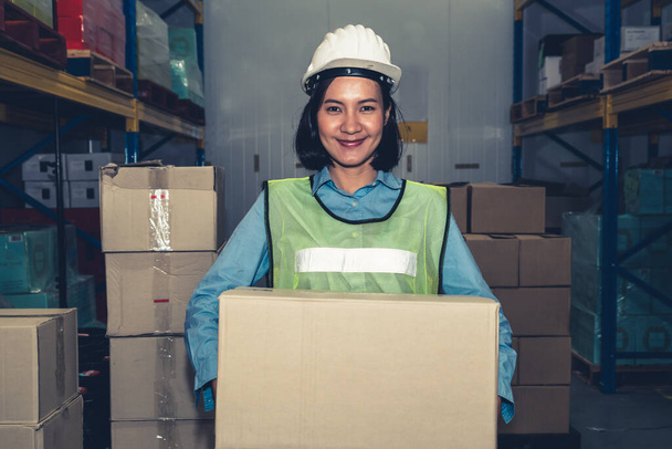 Retrato de jovem mulher asiática do armazém trabalhador sorrindo no armazém - Foto, Imagem