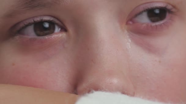 Een tienermeisje huilt en tranen lopen over haar wangen. Het kind is overstuur als gevolg van hormonale veranderingen in het lichaam. Kinderen worden zenuwachtig van problemen met leeftijdsgenoten en ouders. Lifestyle ziel huilen. Angst en - Video