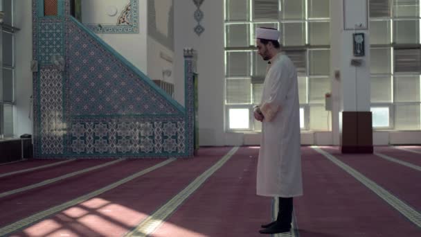 Einsamer Imam betet Moschee - Filmmaterial, Video