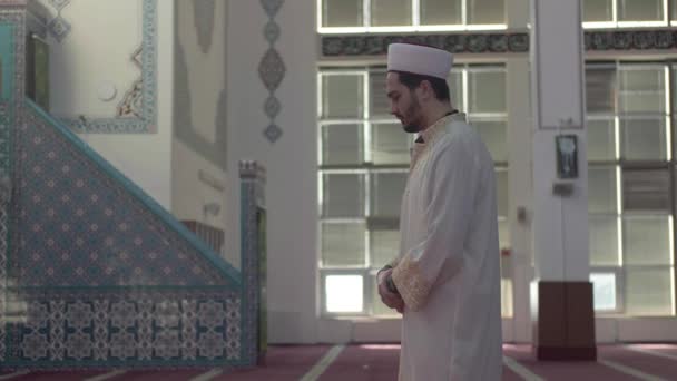 Junger Mann betet in Moschee - Filmmaterial, Video