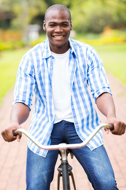 自転車に若いアフリカ人 - 写真・画像