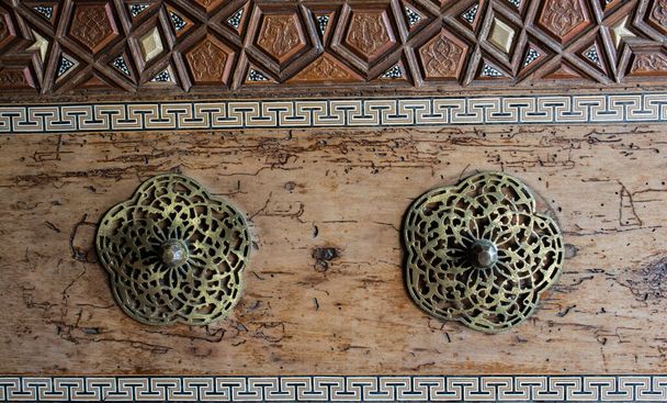 Példa a fémre alkalmazott oszmán művészeti mintázatra - Fotó, kép