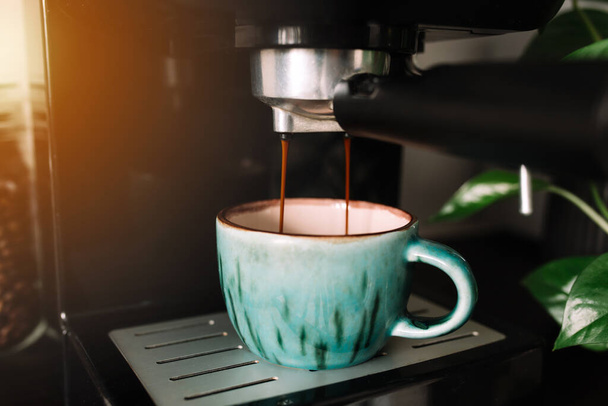 コーヒーメーカー、コーヒータイムでコーヒーの緑のカップ。背景がぼやけている。高品質の写真 - 写真・画像