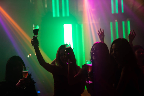 Sylwetka wizerunek ludzi taniec w klubie nocnym disco do muzyki od DJ na scenie - Zdjęcie, obraz