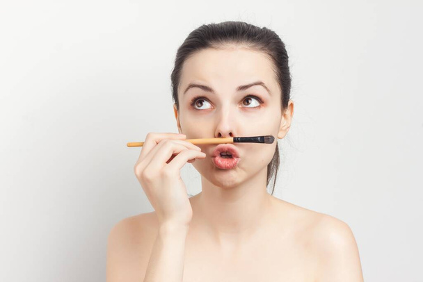 Pretty Brunette Nude Shoulders Facial Cream Spa Treatments - Foto, Imagen