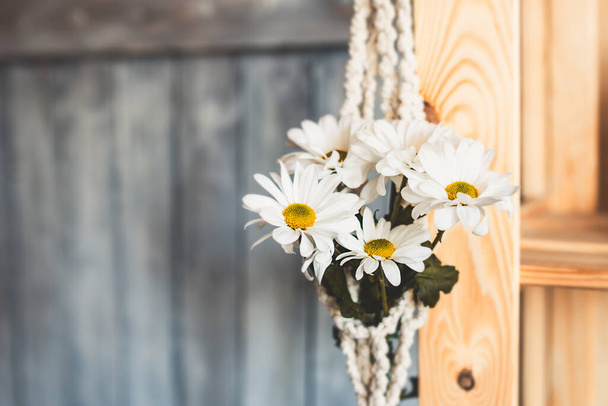 bouquet de fleurs de marguerite blanche en pot de macramé tricoté blanc. focus sélectif - Photo, image