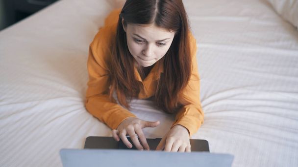 nainen makuuhuoneessa makaa sängyssä kannettava tietokone viestintätekniikka vapaa - Valokuva, kuva