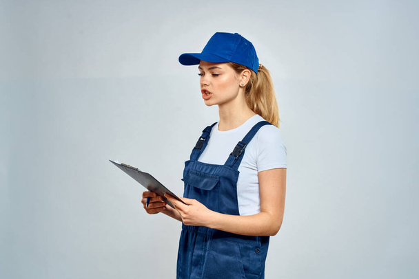 Γυναίκα με μπλε καπέλο ομοιόμορφη παροχή υπηρεσιών παράδοσης εργασίας - Φωτογραφία, εικόνα