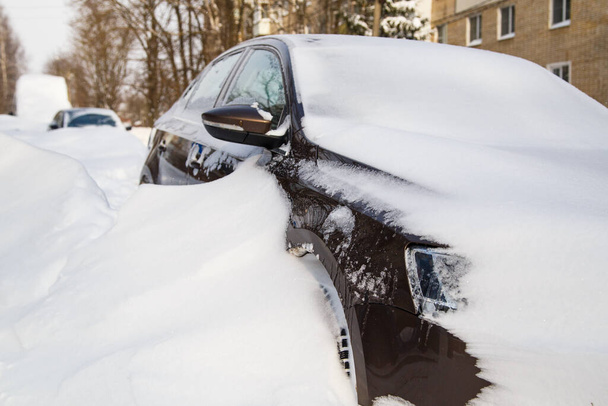 Nahsicht auf schneebedecktes Auto am sonnigen Wintermorgen - Foto, Bild