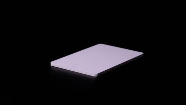Pila de proximidad o tarjeta RFID tipo blanco delgada, flexible, sobre fondo negro. Detener movimiento. - Metraje, vídeo
