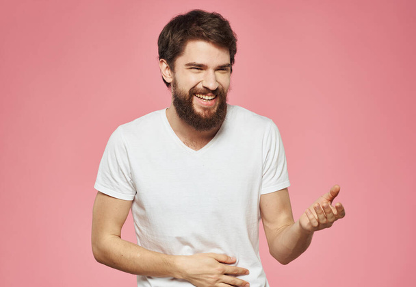 Homem emocional gesticulando com as mãos em um fundo rosa vista cortada - Foto, Imagem
