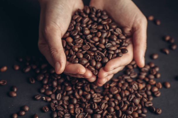 koffie in handen cappuccino drank preparaat biologisch - Foto, afbeelding