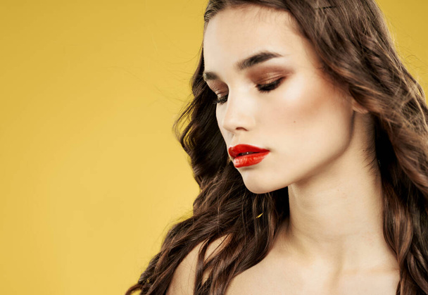 女性の赤い唇ダークヘアブルネットモデル - 写真・画像