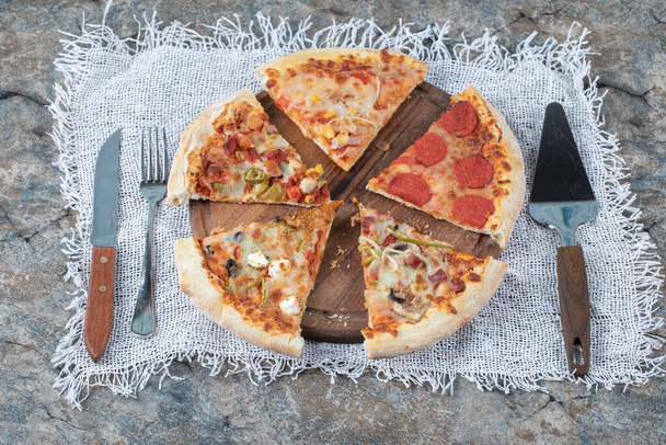 Tranches de pizza appétissantes. . Pepperoni, mozzarella et mélange - Photo, image