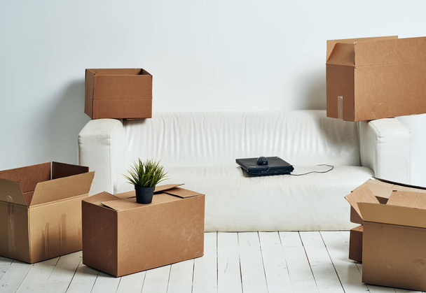 Κουτιά με πράγματα λευκό καναπέ ξεπακετάρισμα γραφείο κινείται - Φωτογραφία, εικόνα