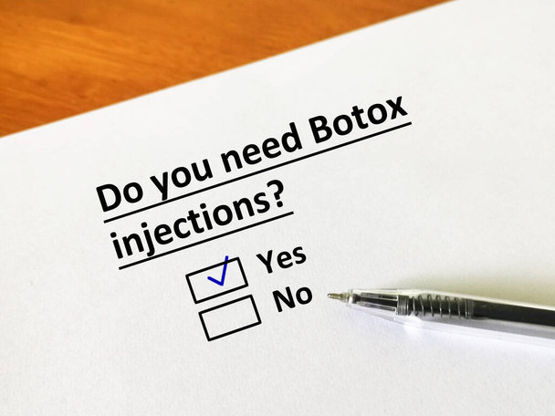 Une personne répond à la question sur la dermatologie. Il a besoin d'injections de Botox. - Photo, image