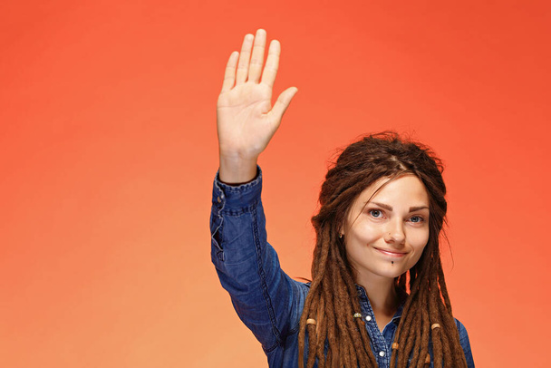 Молода жінка з справжньою зачіскою і високим п'ятьма жестами
 - Фото, зображення