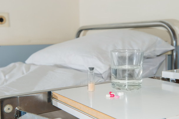 Медичні препарати біля ліжка
 - Фото, зображення