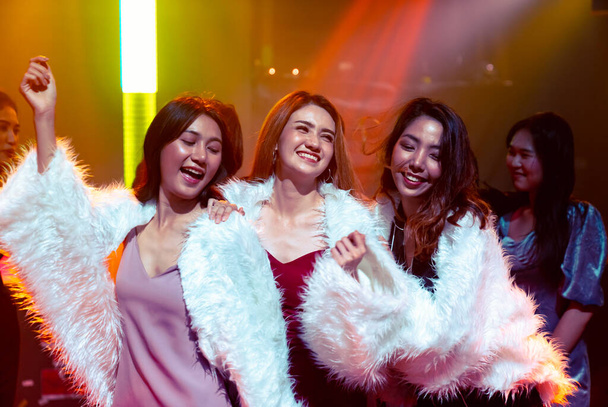 Groupe de femmes ami avoir du plaisir à la fête dans le club de danse - Photo, image
