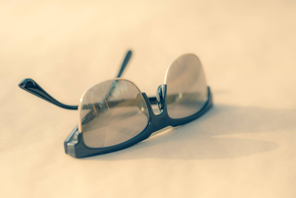 Retro model okularów przeciwsłonecznych dla kobiet strzelać na zewnątrz w słoneczny dzień zbliżenie. Skupienie selektywne - Zdjęcie, obraz