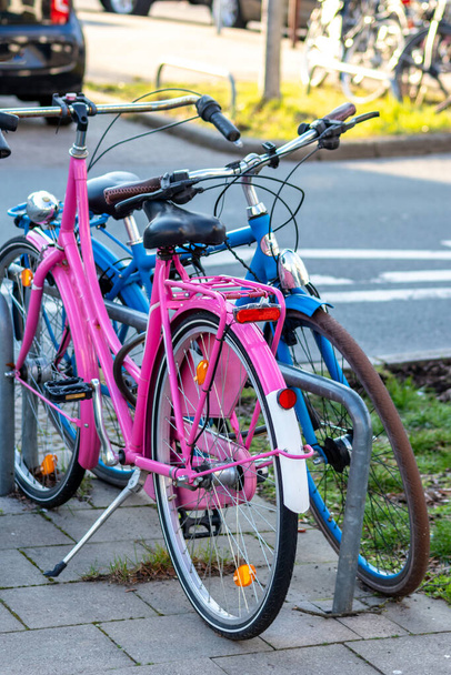 bicicletas aparcadas en la calle cty - Foto, Imagen