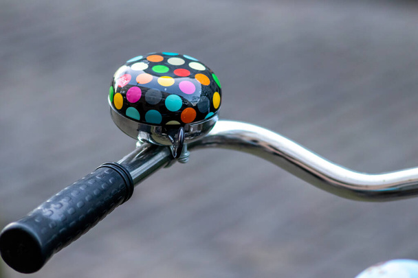 Piękny dzwon rowerowy pokazuje miłość do jazdy na rowerze i zrównoważonej mobilności, takich jak współdzielenie rowerów i przyjazna dla środowiska bezpłatna mobilność z jazdy na rowerze jako aktywności sportowo-rekreacyjnej na świeżym powietrzu - Zdjęcie, obraz