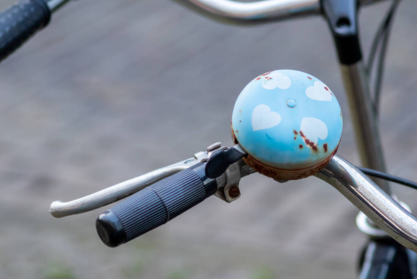 Schöne Fahrradklingel zeigt die Liebe zum Radfahren und zu nachhaltiger Mobilität wie Fahrradverleih und umweltfreundliche, emissionsfreie Mobilität mit Radfahren als Outdoor-Sport und Freizeitaktivität - Foto, Bild