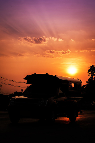 Silhouette auto al tramonto
 - Foto, immagini