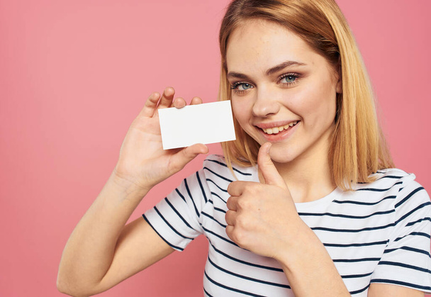 Vrouw business model reclame witte kaart vel papier - Foto, afbeelding