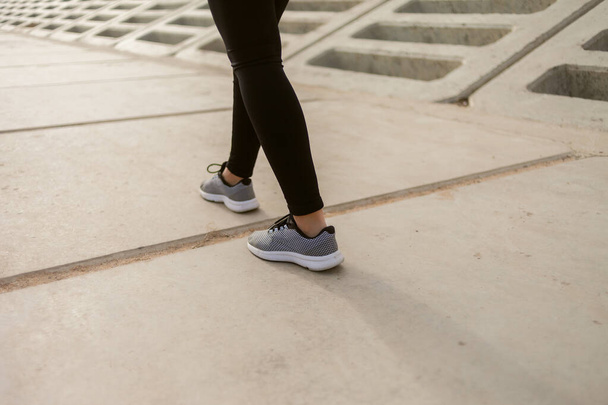 ランナーの女性の足を屋外で。健康的なライフスタイル - 写真・画像