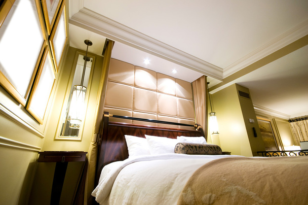 Διπλό κρεβάτι στο μοντέρνο εσωτερικό δωμάτιο - Φωτογραφία, εικόνα