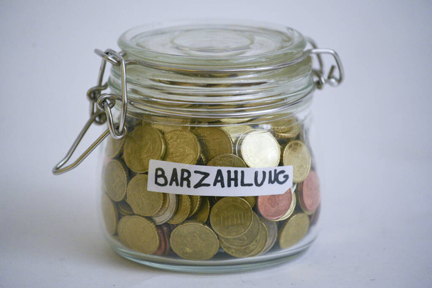 Barzahlung mit Euro-Münzen, Finanzen und Zahlungsmitteln - Foto, Bild
