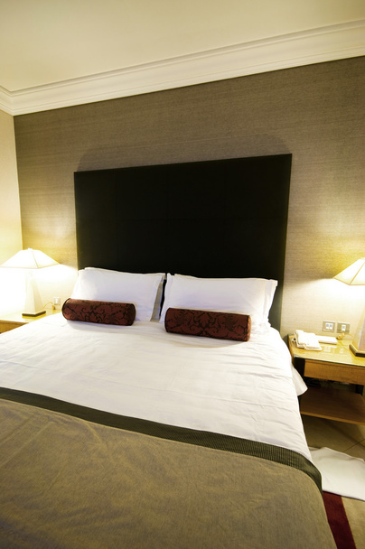 Двуспальная кровать в номере отеля
 - Фото, изображение