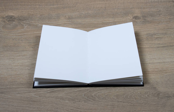 open schetsboek met blanco pagina 's over houten achtergrond - Foto, afbeelding