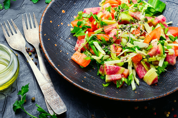 Ensalada de verduras con tomate, pepino, rábano y microgreens.Healthy ensalada vegetariana - Foto, Imagen