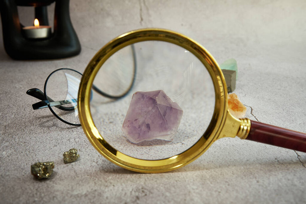 cristales en el escritorio de los exploradores de cerca - Foto, imagen