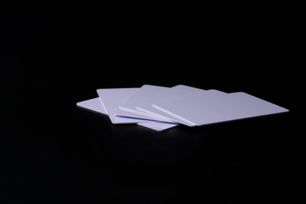 Pila di prossimità o carta RFID tipo bianco sottile, flessibile, su sfondo nero. Sei carte. - Foto, immagini