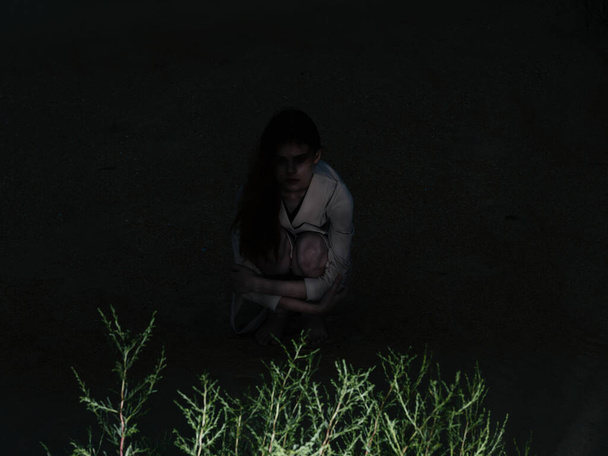 Nainen yöllä luonnon hiekka loma matka - Valokuva, kuva