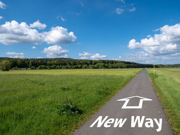 Camino con texto y flecha "Nuevos caminos" - Foto, imagen