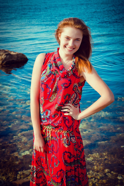 portrait of young beautiful woman posing on sea background - Valokuva, kuva
