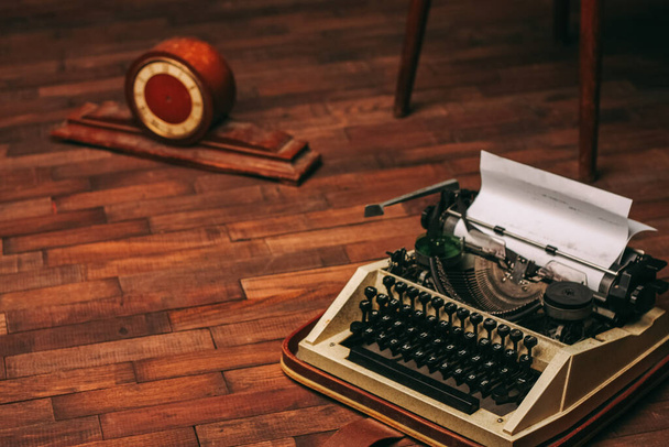 máquina de escrever estilo retro nostalgia tecnologia jornalista tecnologia de fundo de madeira - Foto, Imagem
