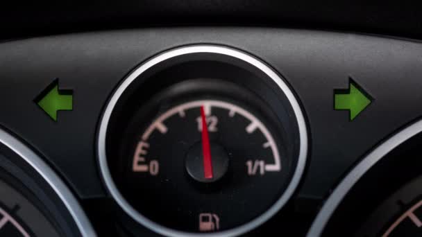 4k video over waarschuwingslampje knipperen en brandstofmeter op het dashboard van een auto - Video