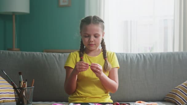 Портрет маленької дівчинки з хобі
 - Кадри, відео